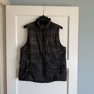 Vuori Black Camo Vest